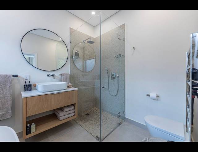 2 BEDROOM APARTMENT TO LET IN SEA POINT